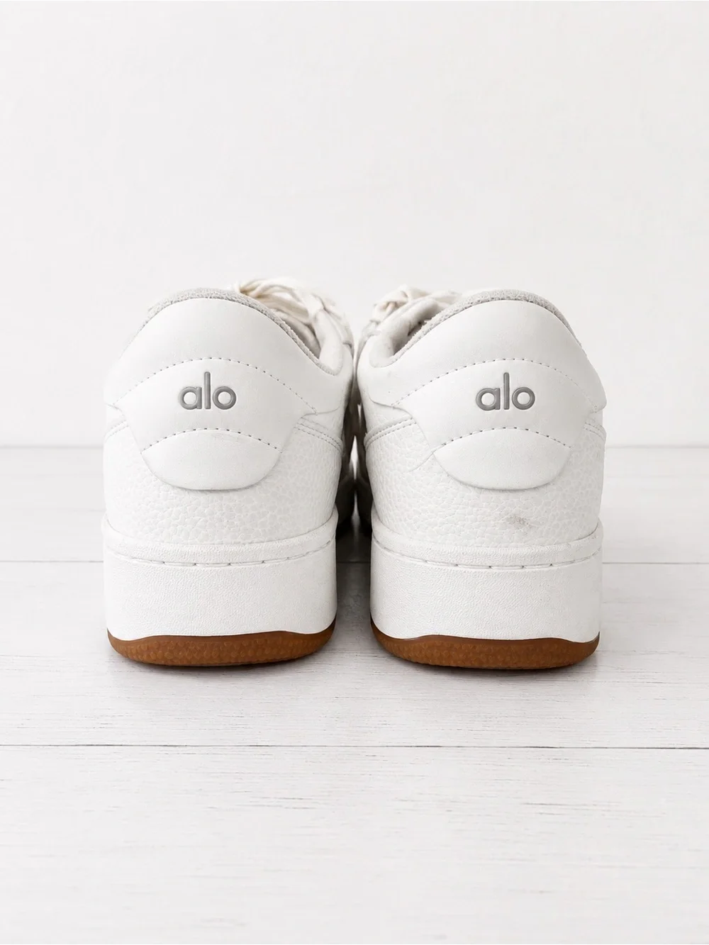 Alo Yoga Minimalist Monochrome White Leather Low Top Lace Up Sneakers W10/M8.5